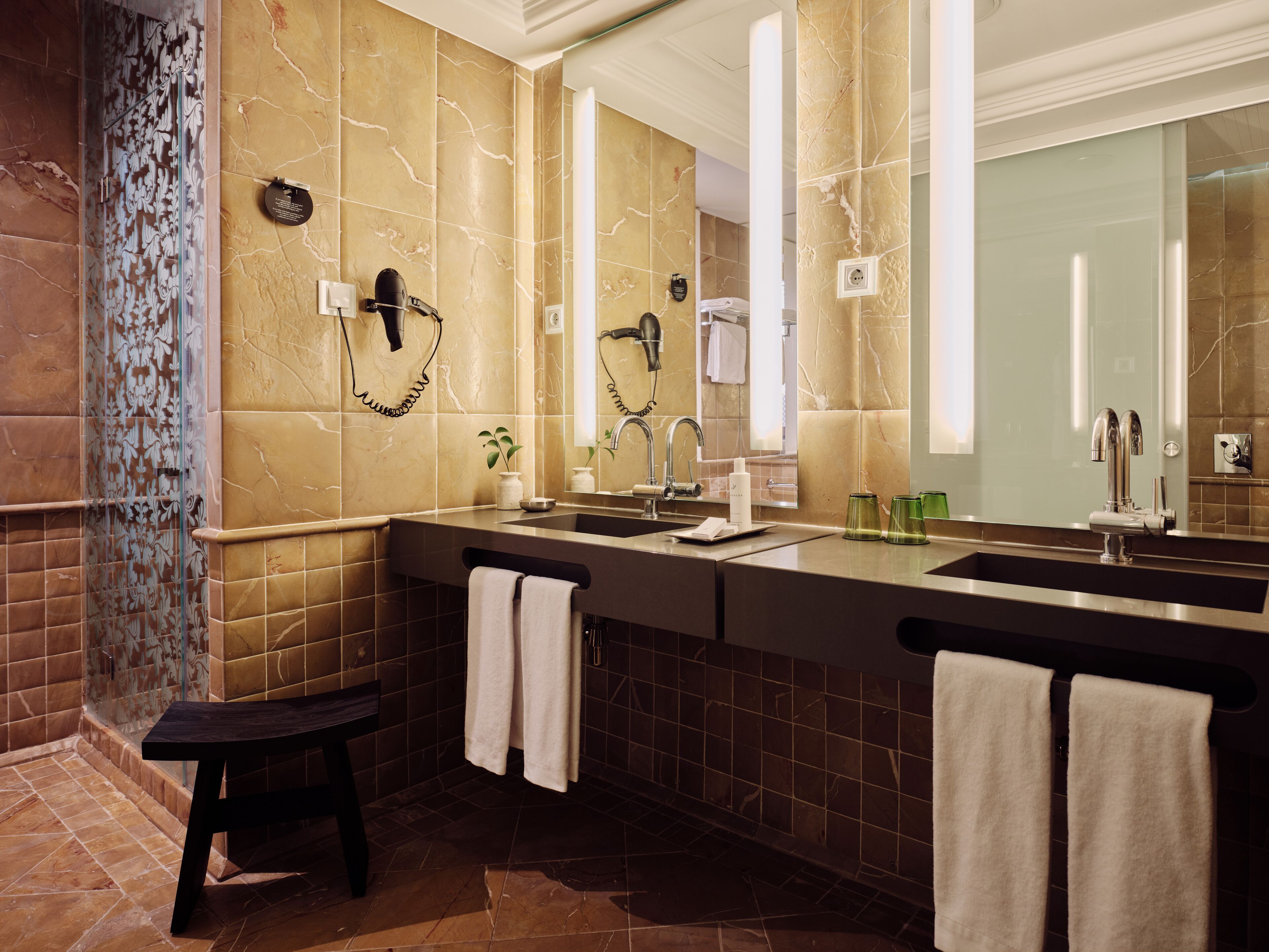 Suite junior | Baño | Artículos de higiene personal de diseño, secador de pelo y albornoces