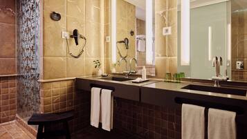 Suite junior | Baño | Artículos de higiene personal de diseño, secador de pelo y albornoces