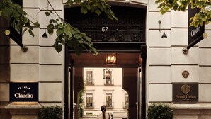 La entrada del Hotel Único con un cartel que indica que forma parte de El Patio de Claudio.