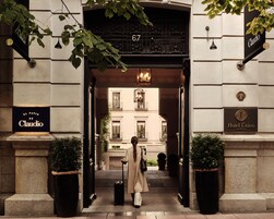 The entrance of Hotel Único with a sign indicating it is part of the El Patio de Claudio.
