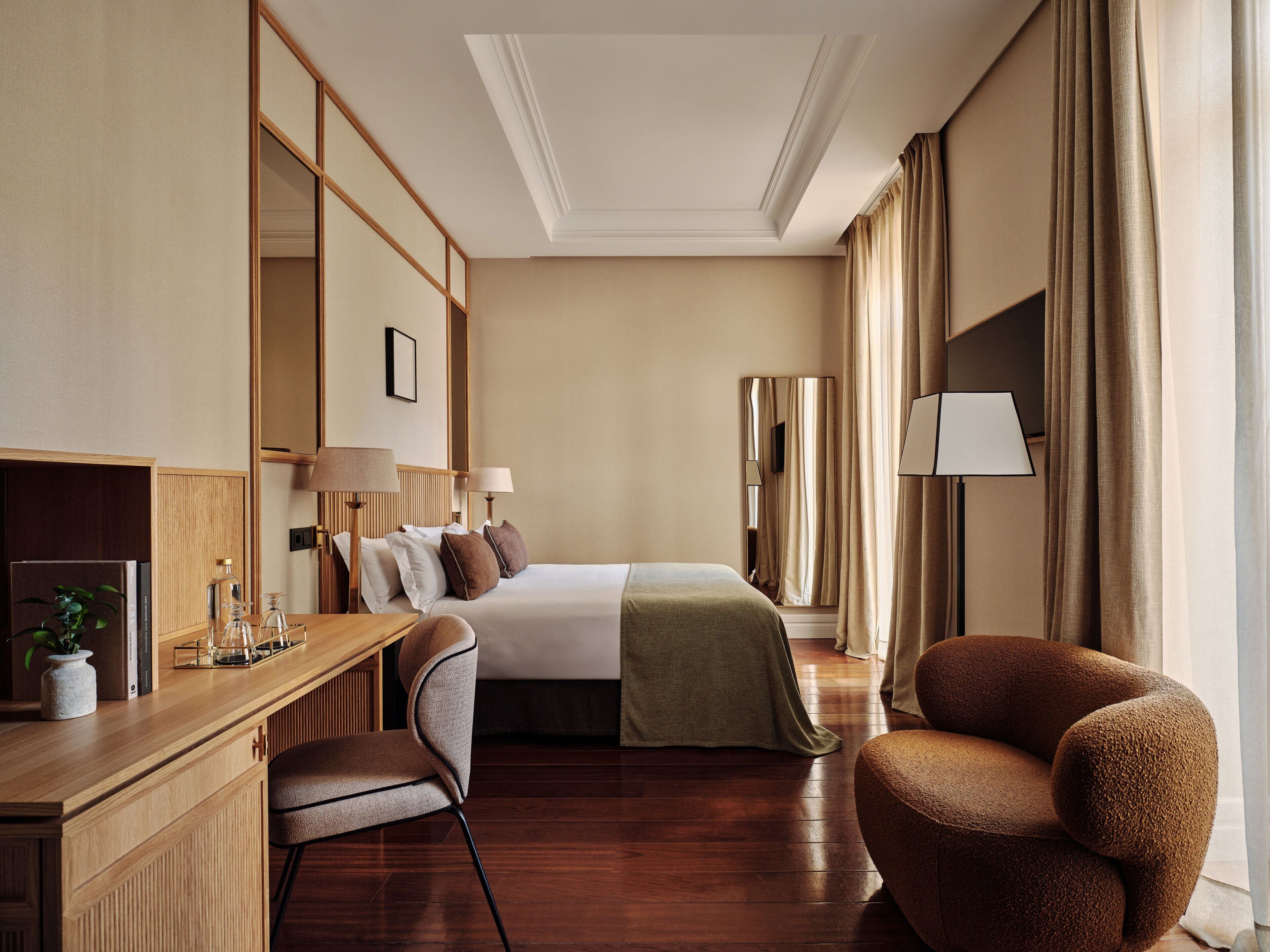 ملاءات من القطن المصري وأغطية فراش متميزة وميني بار وخزنة داخل الغرفة