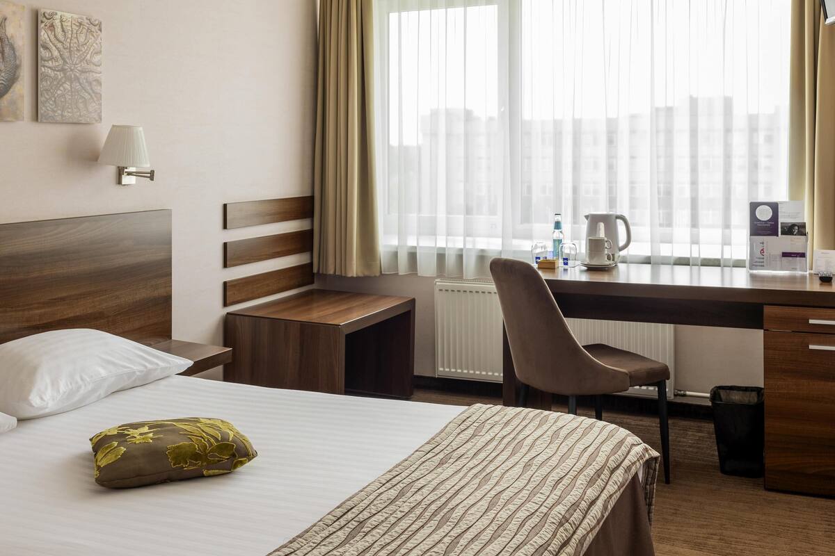 Habitació individual superior | Minibar, caixa forta a l'habitació i escriptori