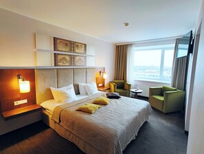 Leilighet, 1 dobbeltseng (and Living Room) | Minibar, safe på rommet, skrivebord og lydisolert