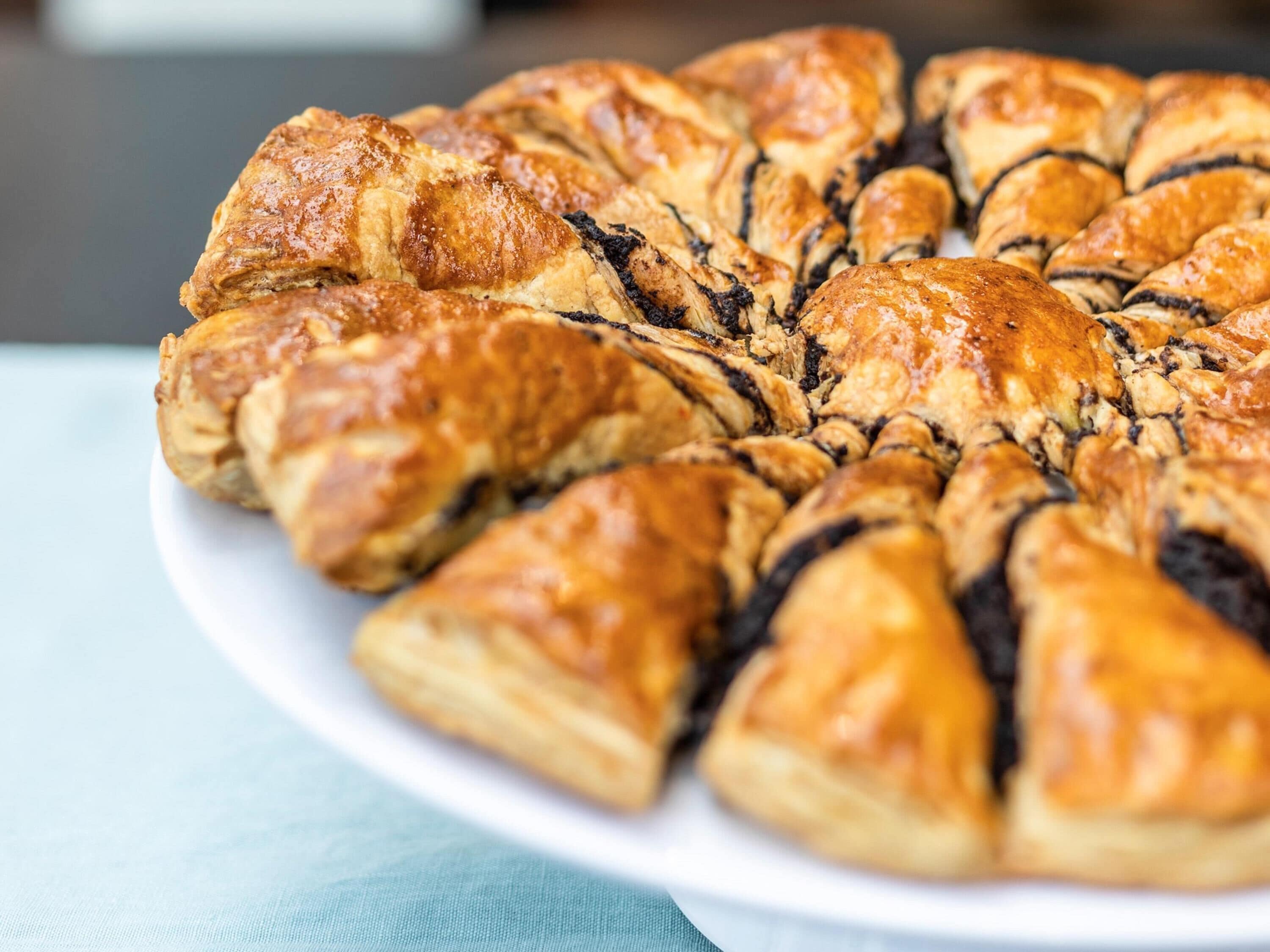 lunch, dinner served; international cuisine, al fresco dining