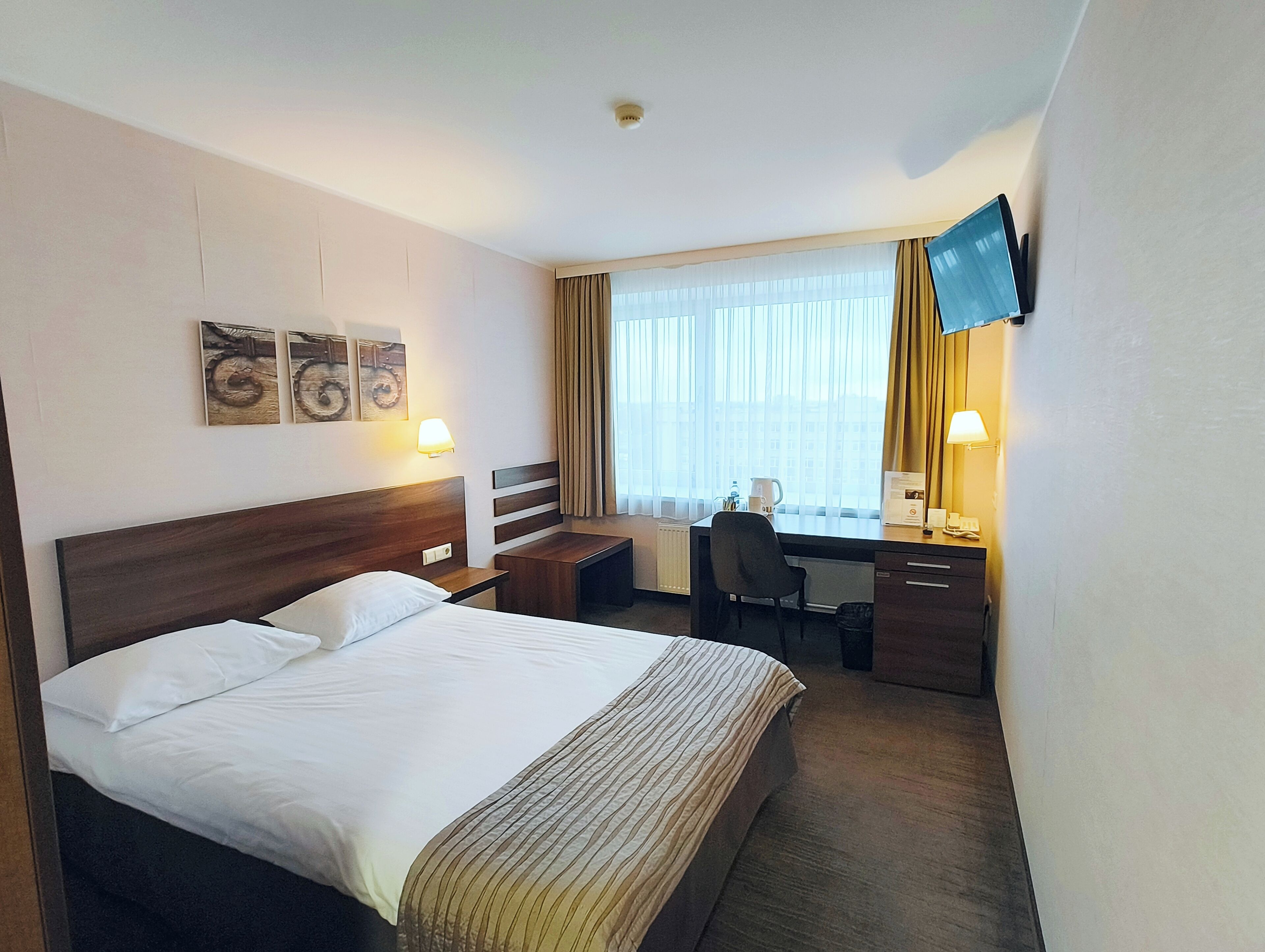 高級單人房 | 迷你吧、房內夾萬、書桌、熨斗/熨衫板