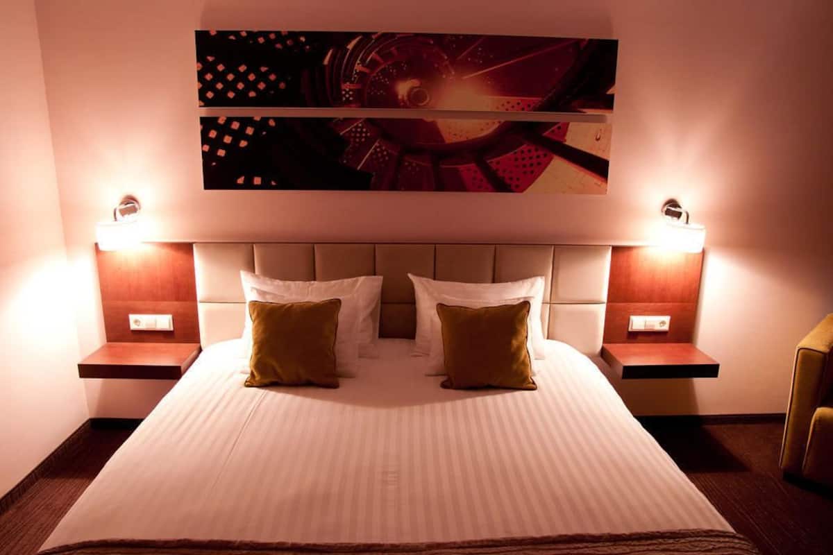 superior room, 1 single bed | minibar, in-room safe, desk, iron/ironing board