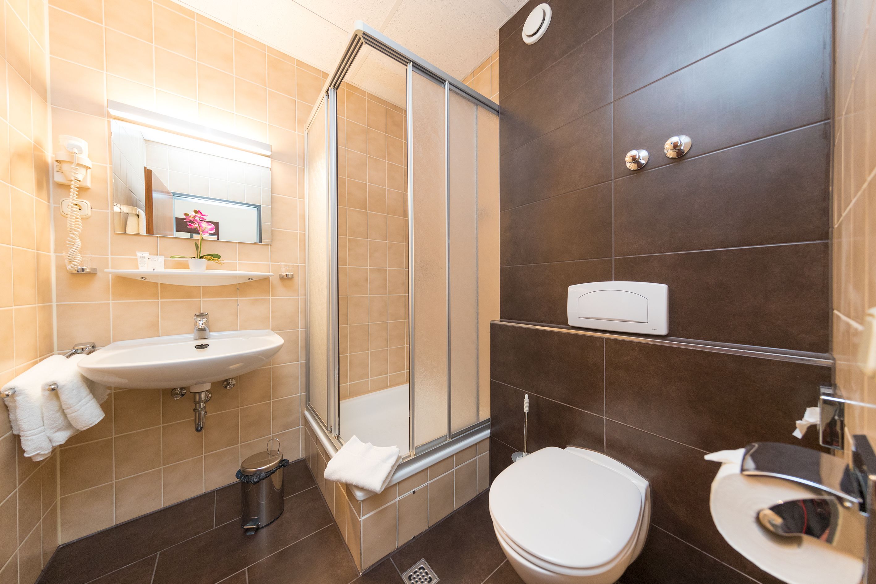 free toiletries, towels