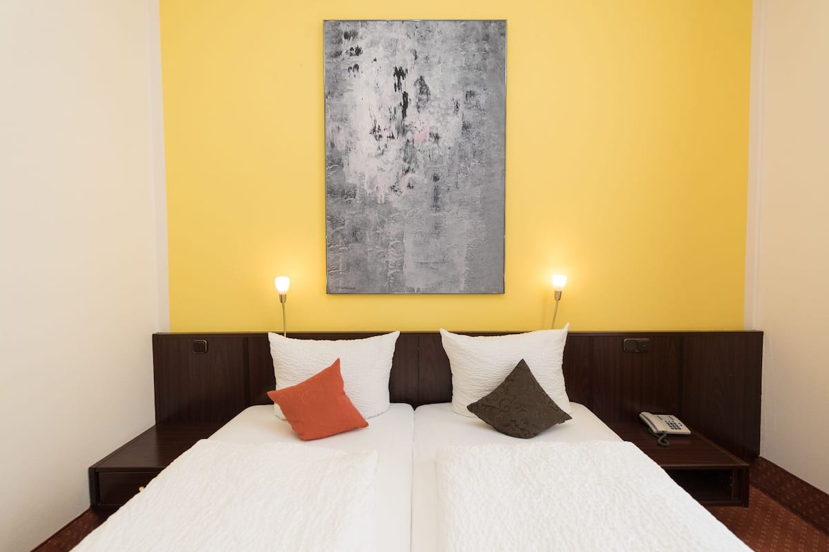 Standard-Doppelzimmer | Zimmersafe, Schreibtisch, kostenloses WLAN, Bettwäsche