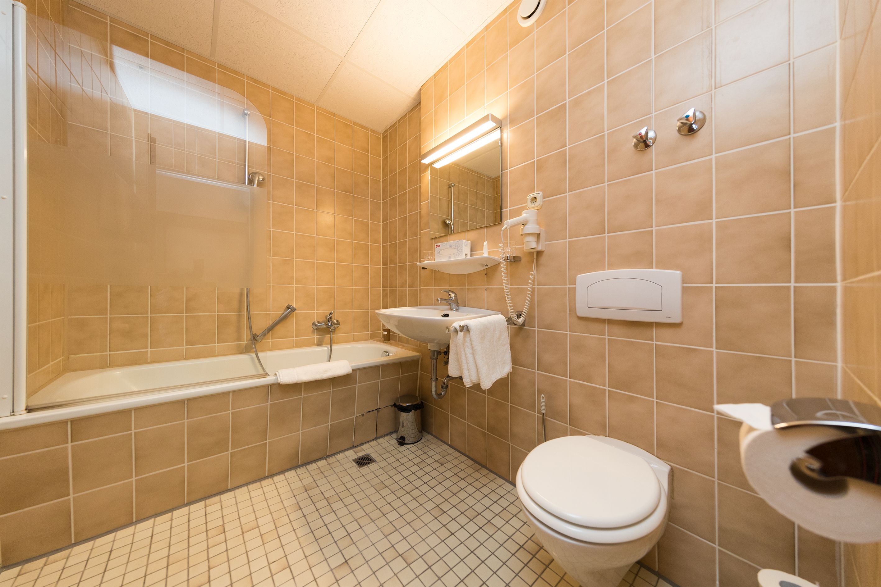 comfort double room | bathroom | free toiletries, towels