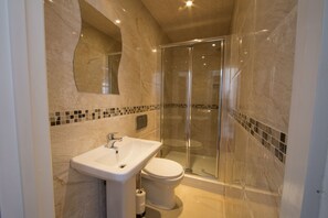 Desk, free WiFi, bed sheets - Golden Strand Hotel (London)