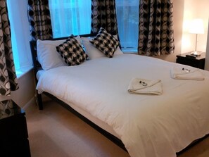 Skrivebord, wi-fi (inkludert) og sengetøy