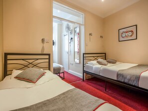 Desk, free WiFi, bed sheets - Golden Strand Hotel (London)