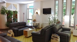 Lobby sitting area - Lodi Hotel (Lodi)