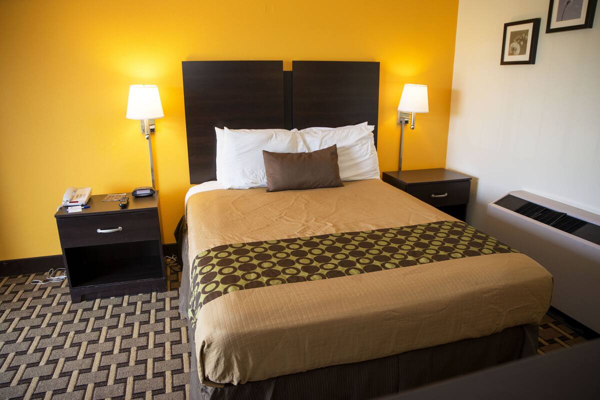 Standard Room, 1 Queen Bed | Premium bedding, blackout curtains, iron/ironing board, free WiFi