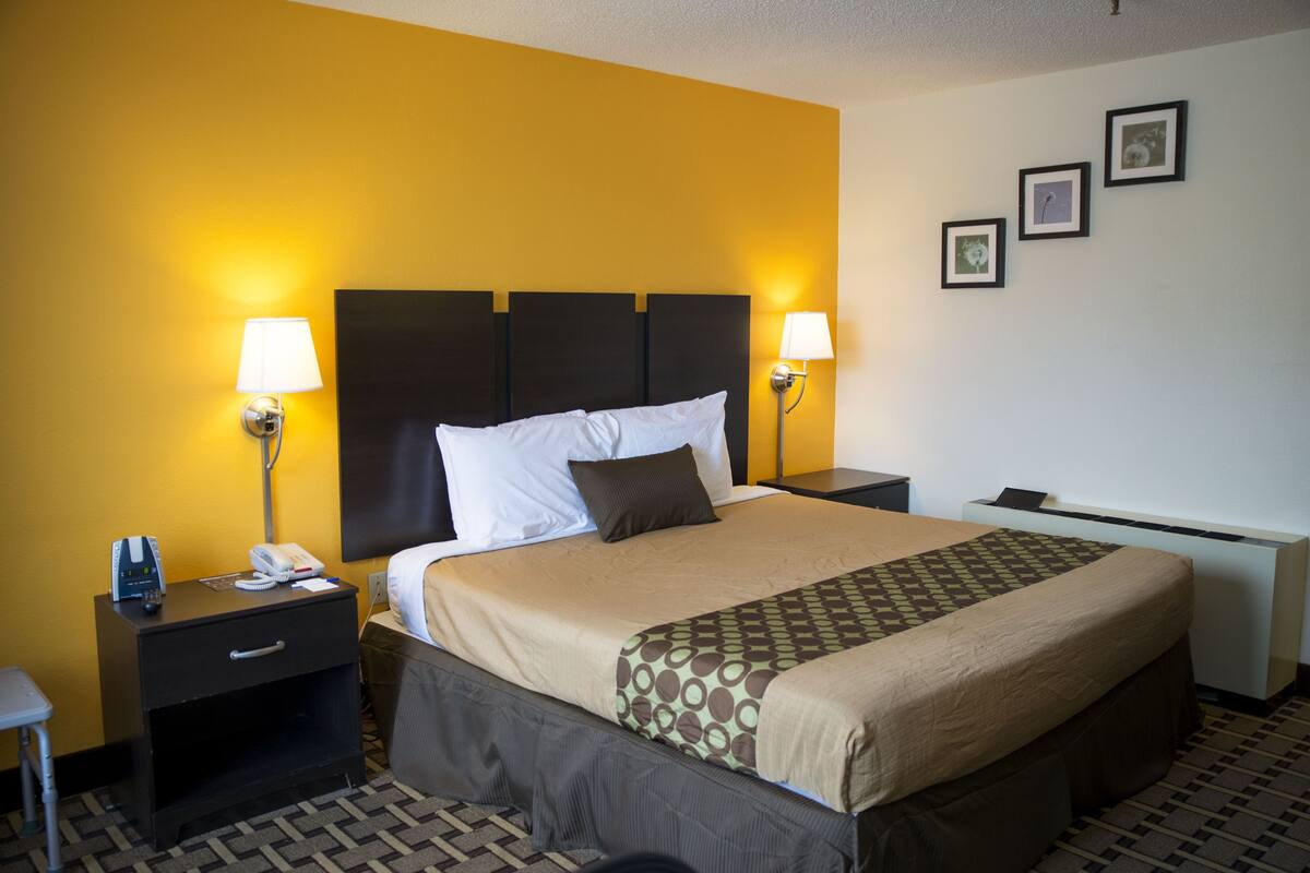Standard Room, 1 King Bed | Premium bedding, blackout curtains, iron/ironing board, free WiFi