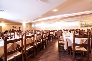 Breakfast, lunch and dinner served