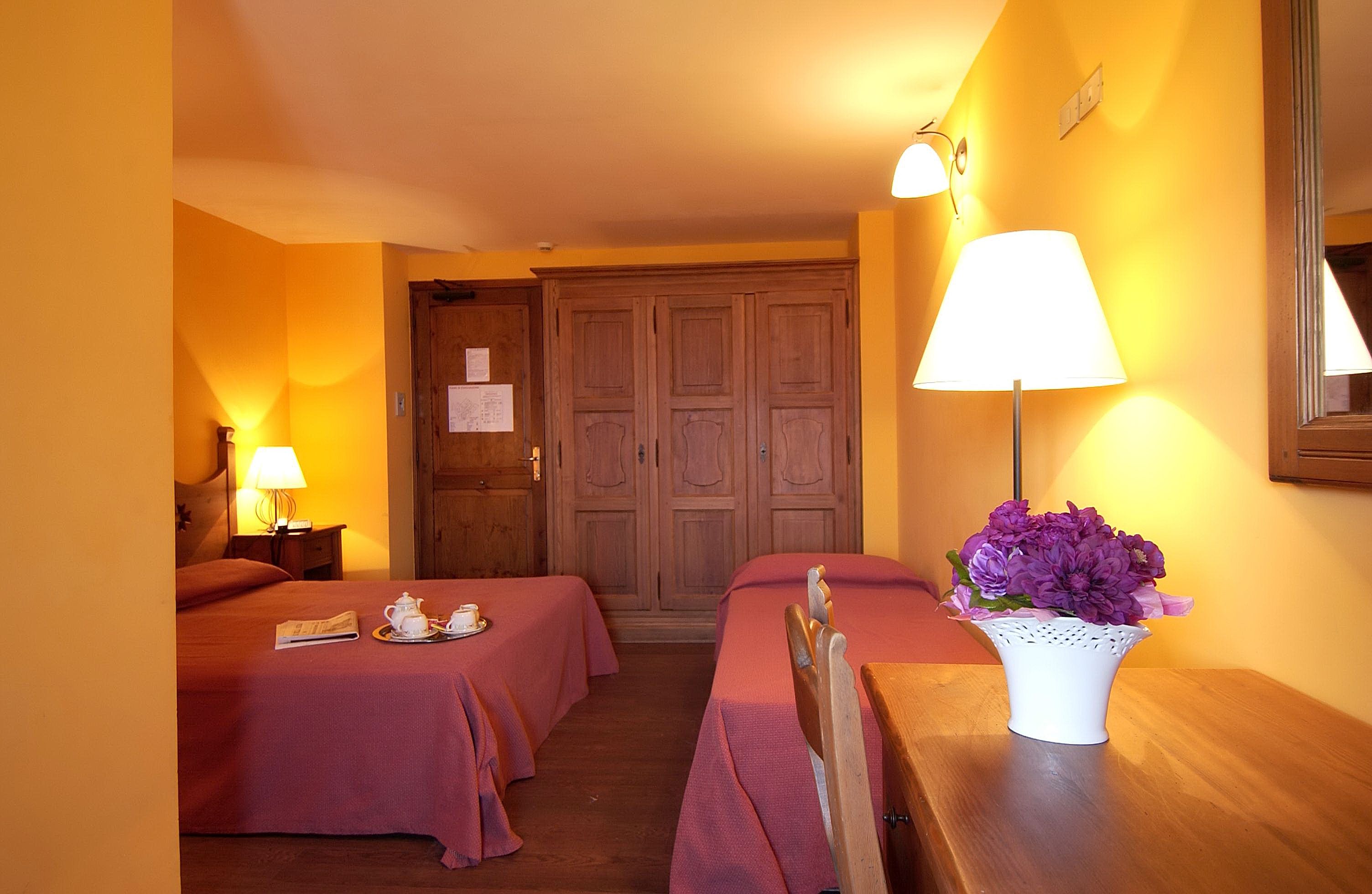 Caja de seguridad en la habitación, cunas y ropa de cama 