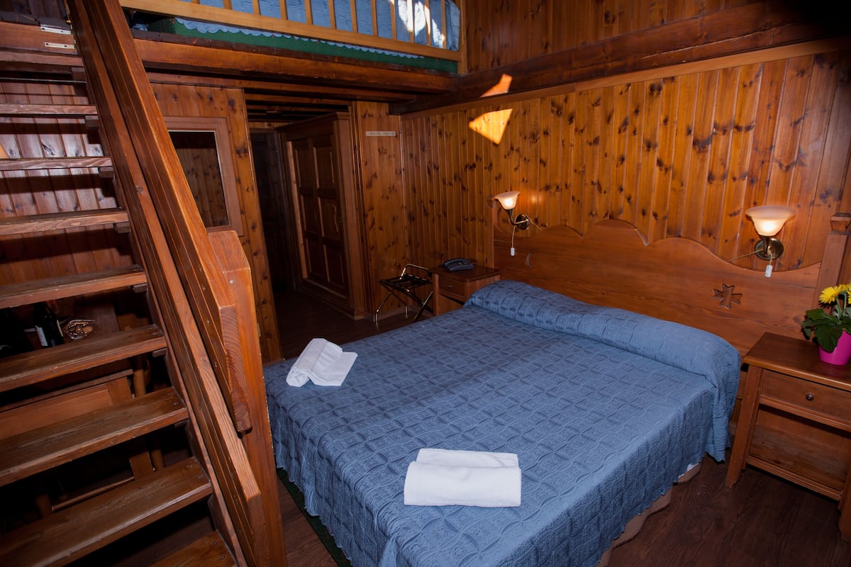 In-room safe, cots/infant beds, bed sheets