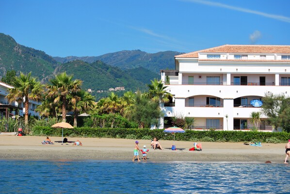 On the beach, white sand, sun-loungers, waterskiing