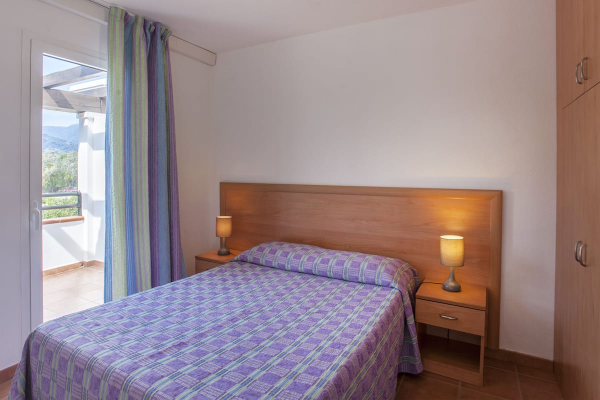 In-room safe, iron/ironing board, cribs/infant beds