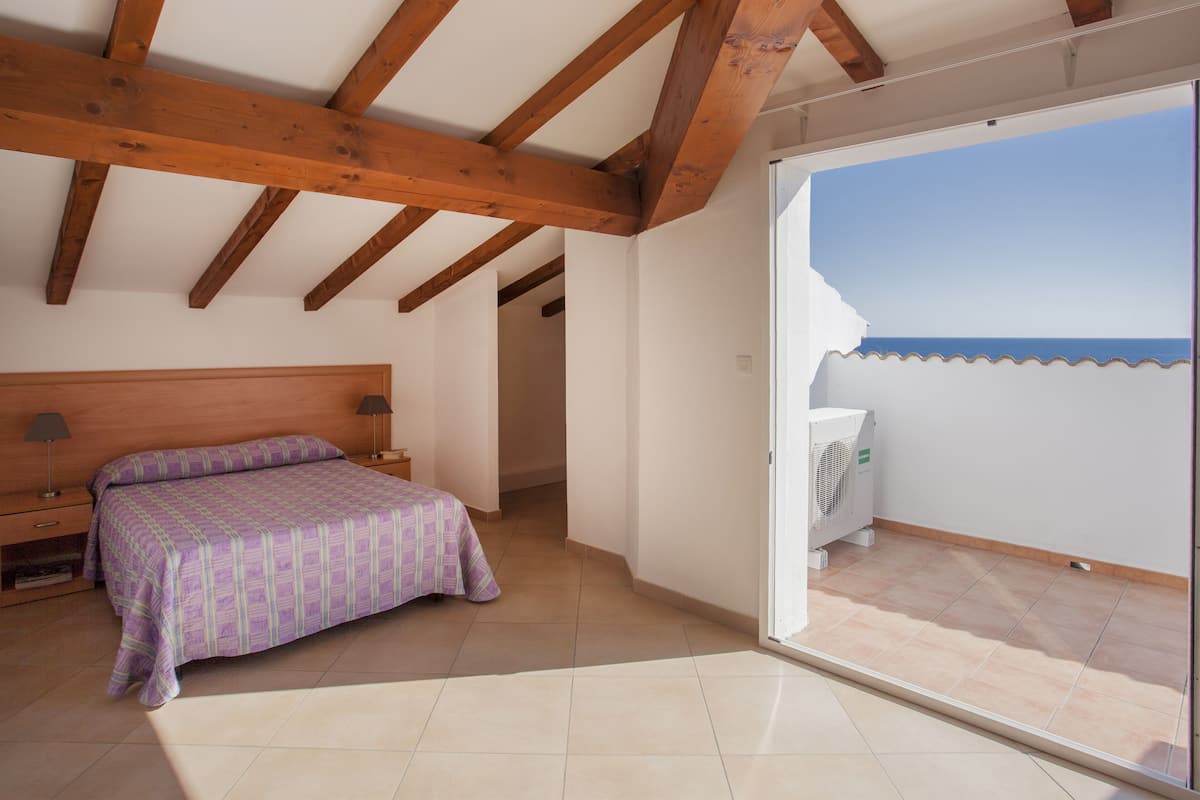 In-room safe, iron/ironing board, cribs/infant beds