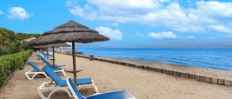 Plage, sable blanc, chaises longues, ski nautique