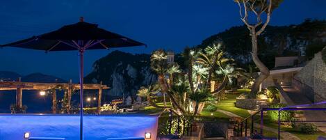 Indoor pool, seasonal outdoor pool, pool umbrellas, pool loungers