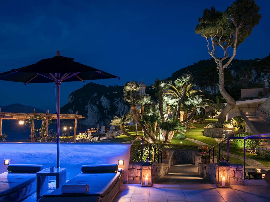 Una piscina techada, una piscina al aire libre de temporada, sombrillas