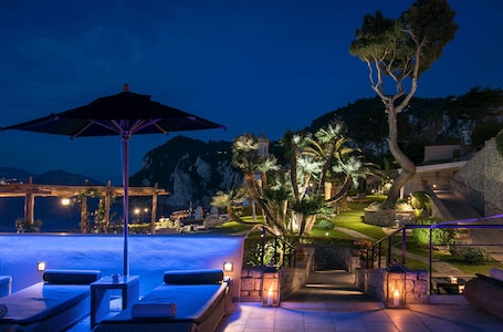 Indoor pool, seasonal outdoor pool, pool umbrellas, pool loungers. Villa Marina Capri - Preferred Hotels & Resorts