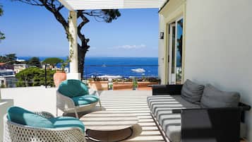 Frette Italian sheets, premium bedding, Select Comfort beds, minibar