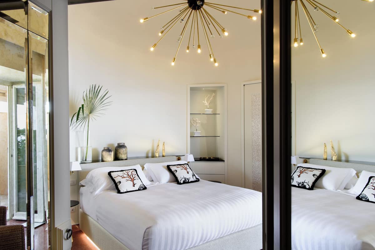 Frette Italian sheets, premium bedding, Select Comfort beds, minibar