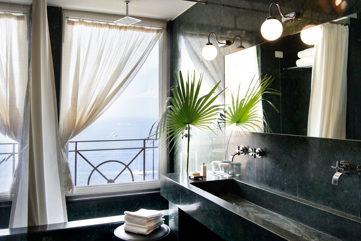 combined shower/bathtub, rainfall showerhead, free toiletries