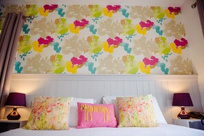 Premium bedding, individually decorated, individually furnished, desk - Emmet Hotel (Clonakilty)