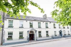 Outdoor wedding area - Emmet Hotel (Clonakilty)