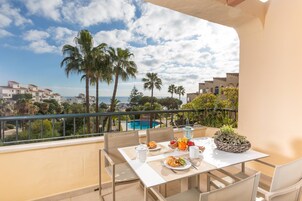 Apartamento superior, 1 habitación (Plus) | Caja fuerte y espacio para trabajar con un portátil