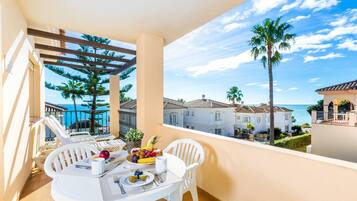 Premium appartement, 2 slaapkamers, uitzicht op zee | Een laptopwerkplek, een strijkplank/strijkijzer, gratis wifi, beddengoed