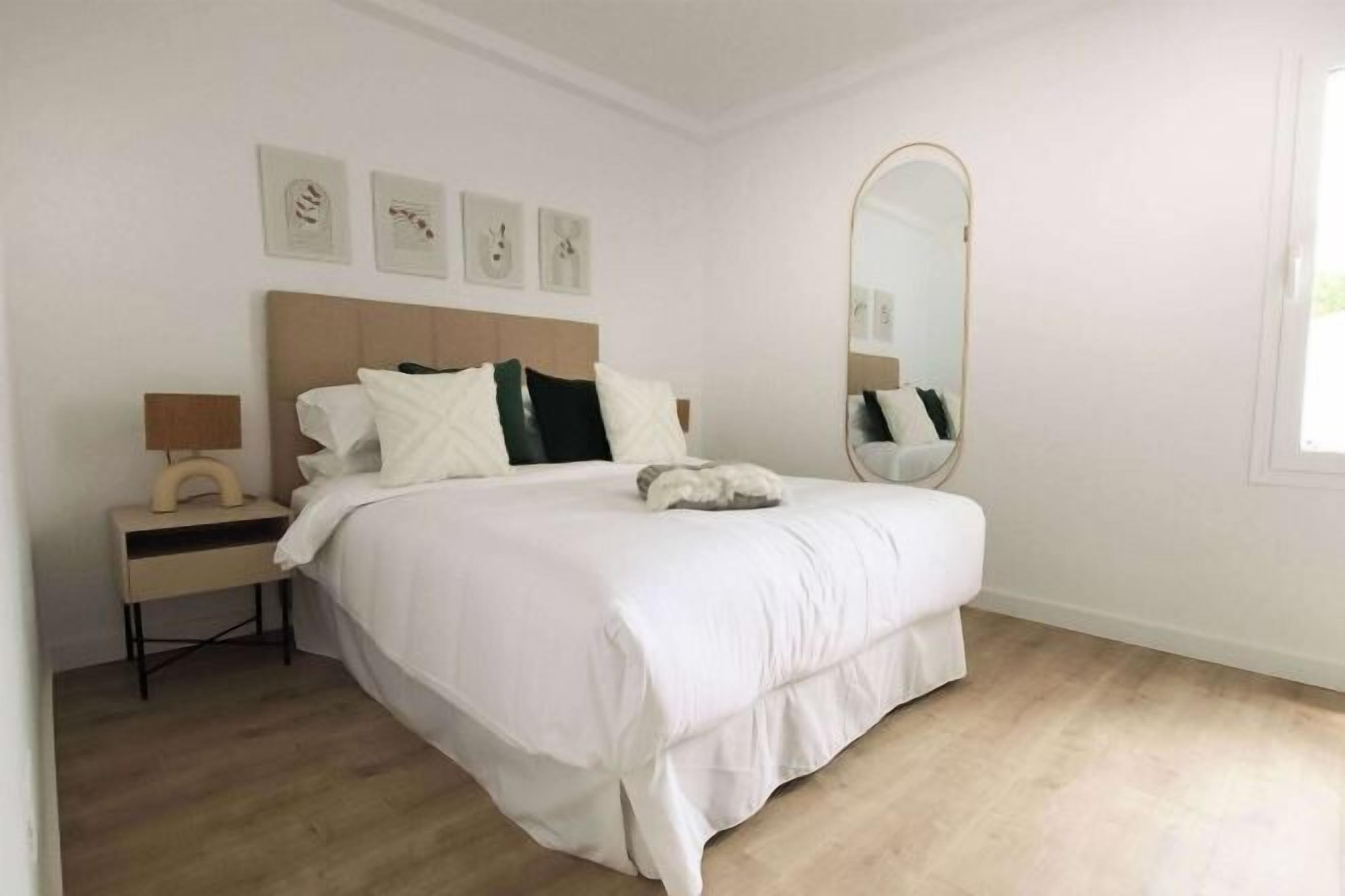 Hypo-allergenic bedding, laptop workspace, iron/ironing board, free WiFi