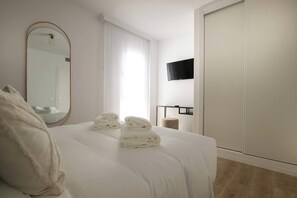 Klassieke suite, 2 slaapkamers, uitzicht op zee (Master) | Een kluis op de kamer, een laptopwerkplek, een strijkplank/strijkijzer