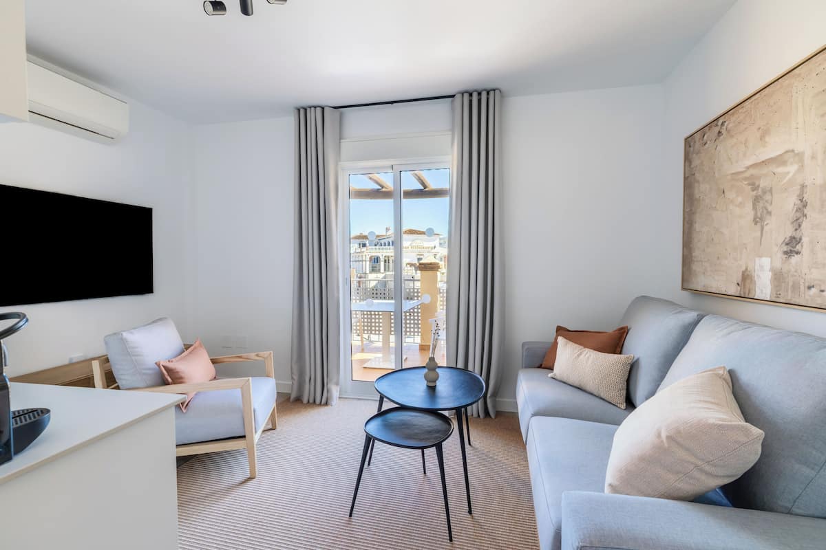 Suíte clássica (Master Junior) | Área de estar | TV LCD 32 polegadas com canais via satélite, livros