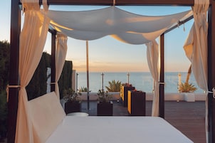 Laptop workspace, iron/ironing board, free WiFi, bed sheets