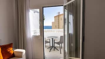 Een laptopwerkplek, een strijkplank/strijkijzer, gratis wifi, beddengoed