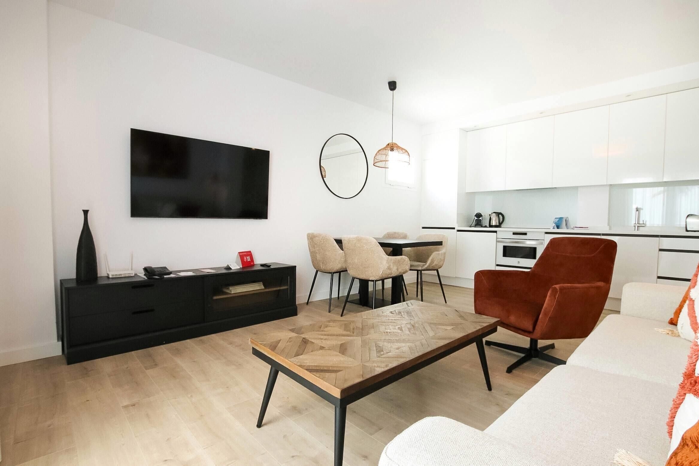 Espacio para trabajar con laptop y tabla de planchar con plancha 