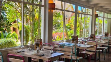 4 restaurants, breakfast served