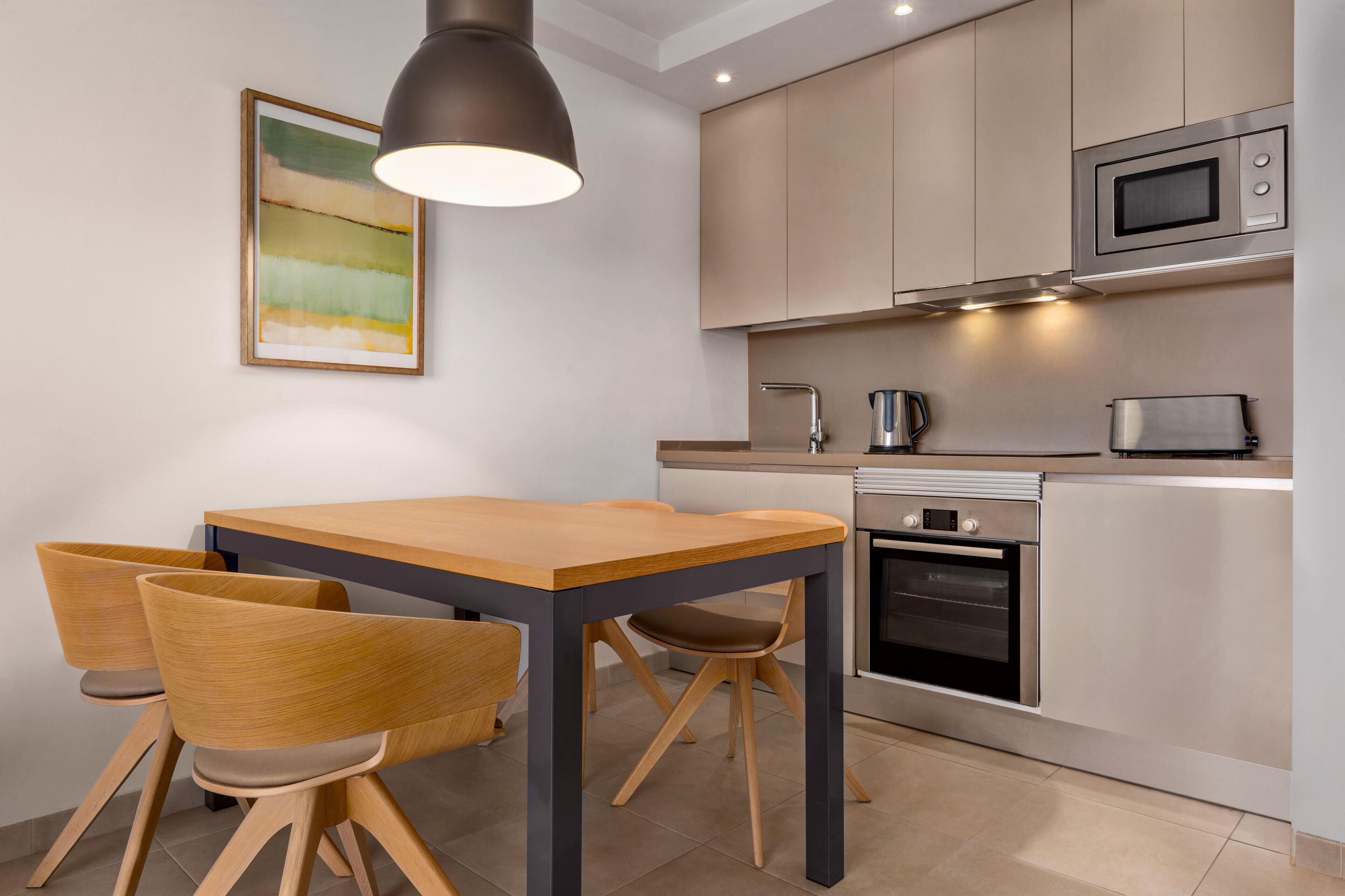 ノートパソコン用作業スペース、アイロン / アイロン台、WiFi (無料)、ベッドシーツ