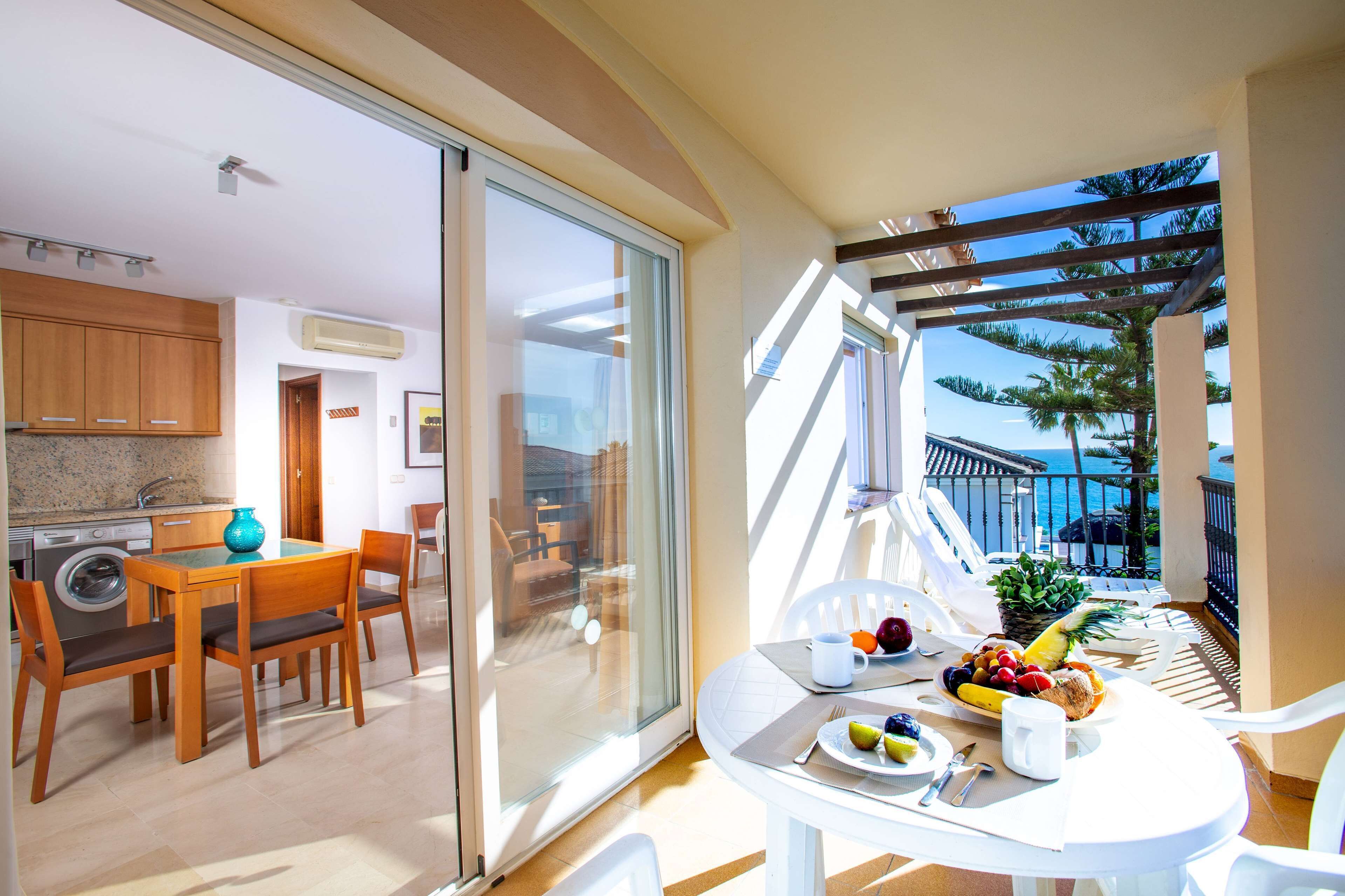 プレミアム アパートメント 2 ベッドルーム シービュー | 低刺激性寝具、ノートパソコン用作業スペース、アイロン / アイロン台、WiFi (無料)