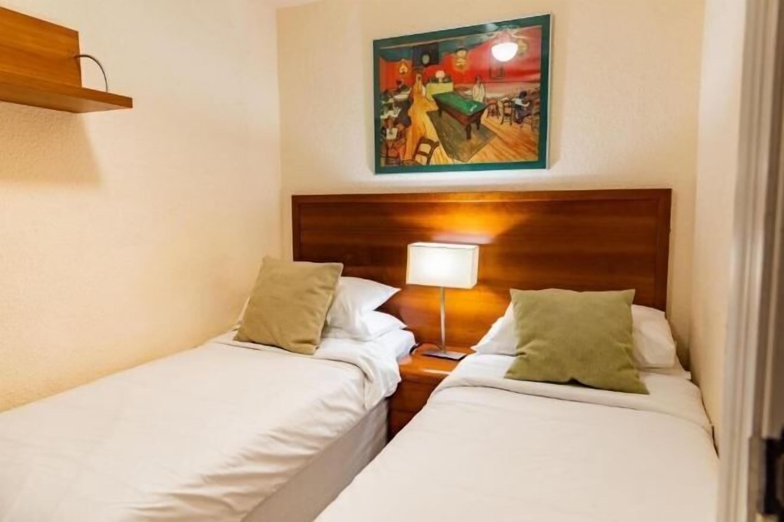 Hypo-allergenic bedding, laptop workspace, iron/ironing board, free WiFi