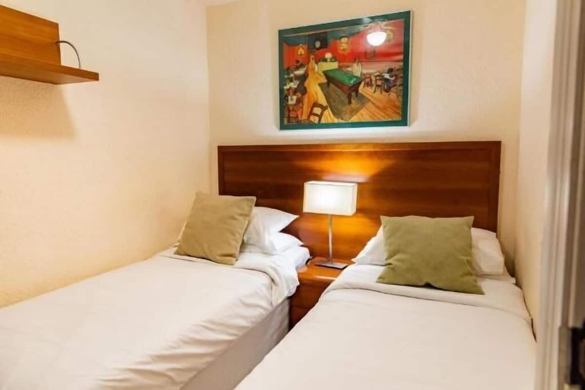 Seprai antialergi, ruang kerja ramah laptop, dan setrika/meja setrika