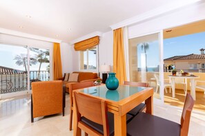 Ropa de cama hipoalergénica y espacio para trabajar con laptop 