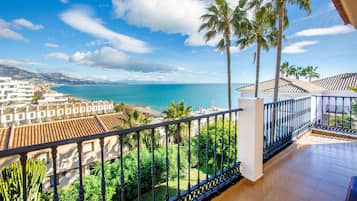 Appartamento Premium, 2 camere da letto, vista mare | Una cassaforte in camera, postazione laptop, ferro/asse da stiro
