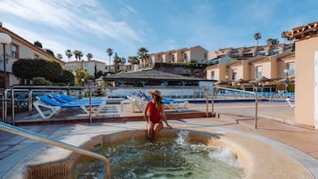 9 piscinas al aire libre, sombrillas, sillones reclinables de piscina